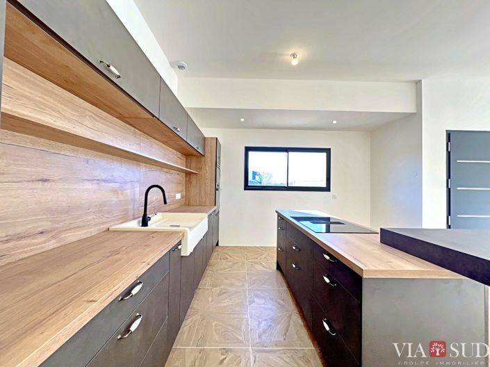 Image No.9-3 Bed Property for sale