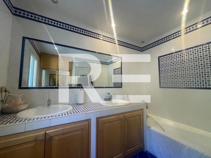 Image No.8-4 Bed House for sale