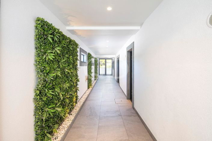 Image No.17-4 Bed House for sale