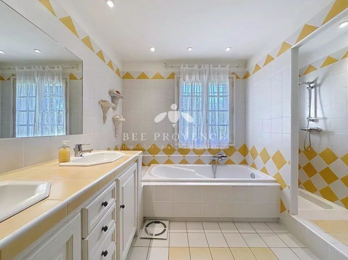 Image No.17-5 Bed House for sale