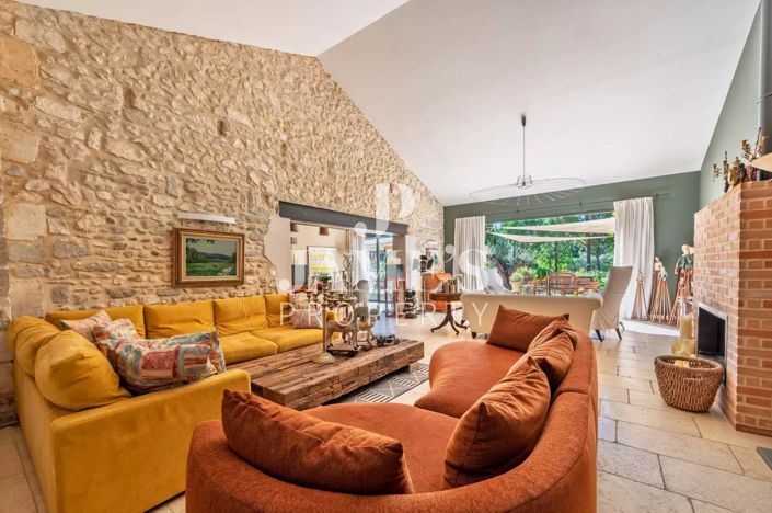 Image No.6-6 Bed House for sale