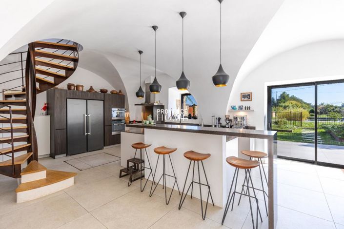 Image No.5-8 Bed House for sale