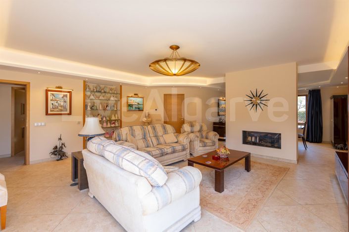 Image No.26-4 Bed House for sale