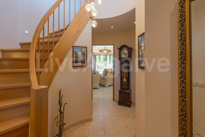 Image No.6-4 Bed House for sale