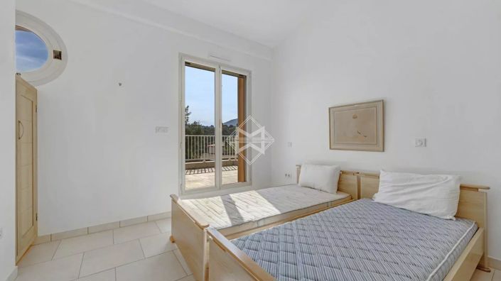 Image No.10-6 Bed House for sale