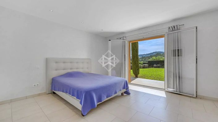 Image No.8-6 Bed House for sale