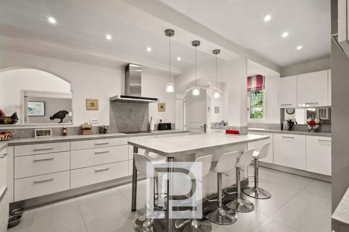 Image No.16-6 Bed House for sale