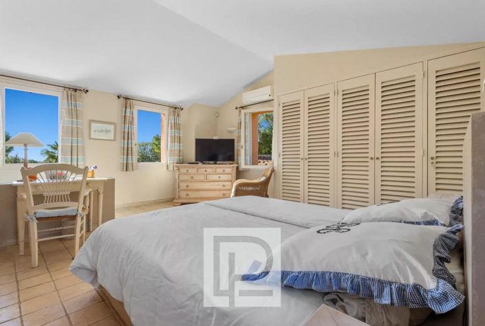 Image No.24-6 Bed House for sale