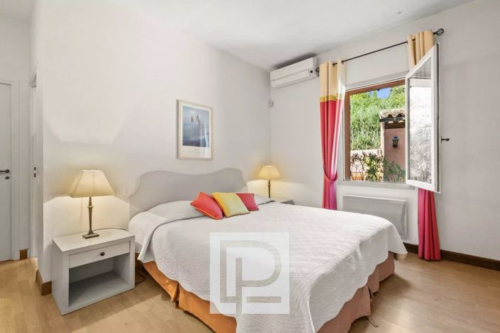 Image No.32-6 Bed House for sale