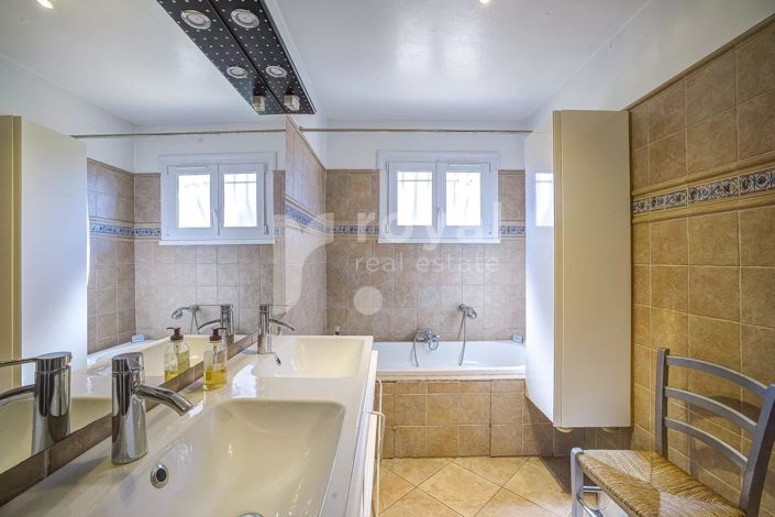 Image No.15-3 Bed House for sale