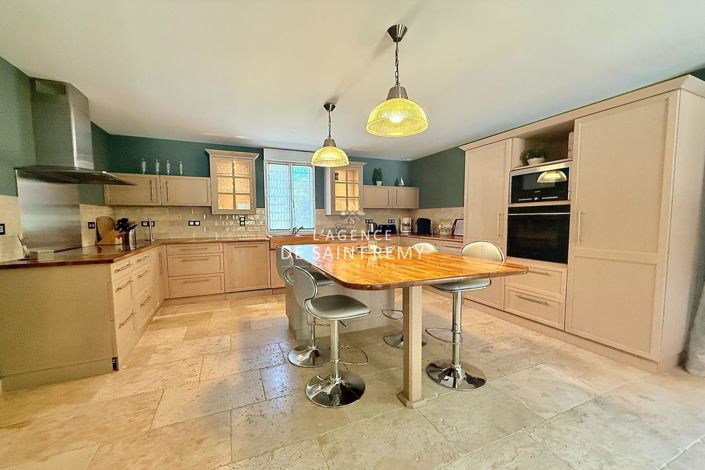 Image No.5-9 Bed House for sale