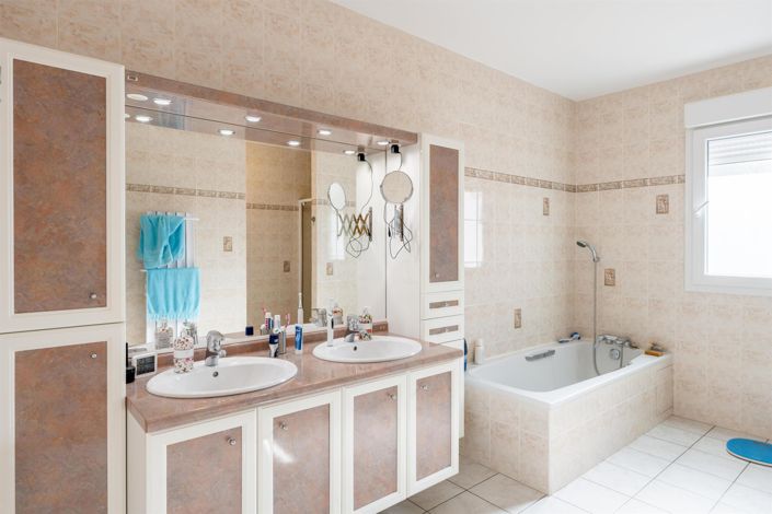 Image No.8-4 Bed House for sale