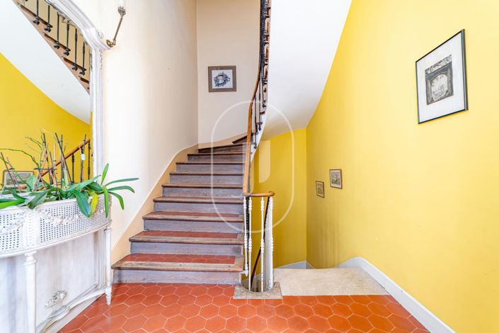 Image No.8-5 Bed House for sale