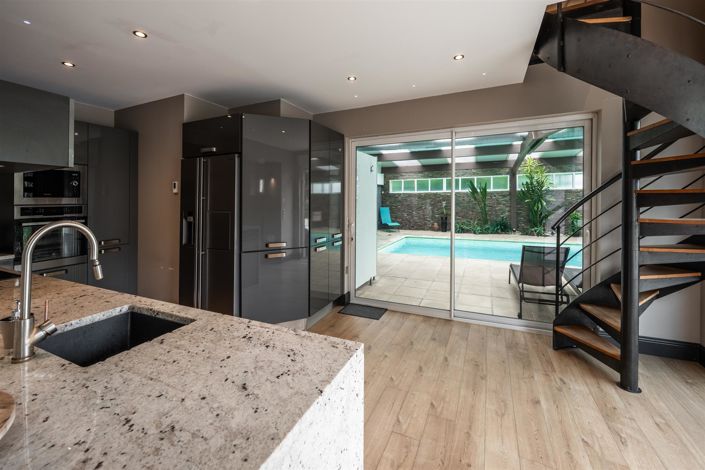 Image No.6-5 Bed House for sale