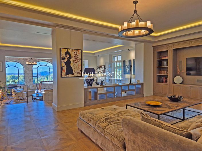 Image No.7-11 Bed Property for sale