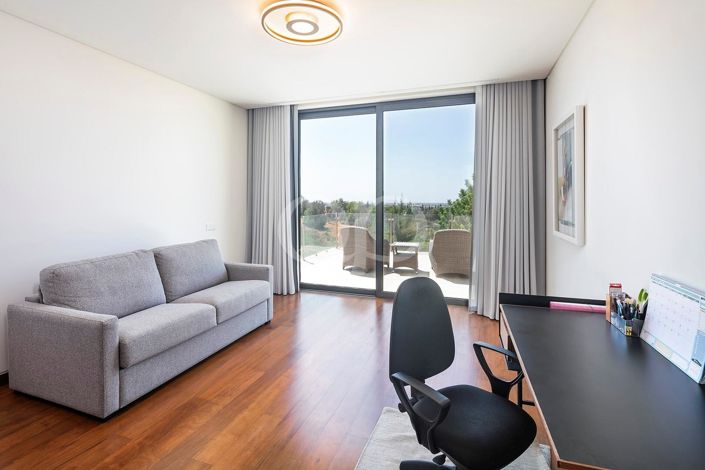 Image No.18-4 Bed House for sale