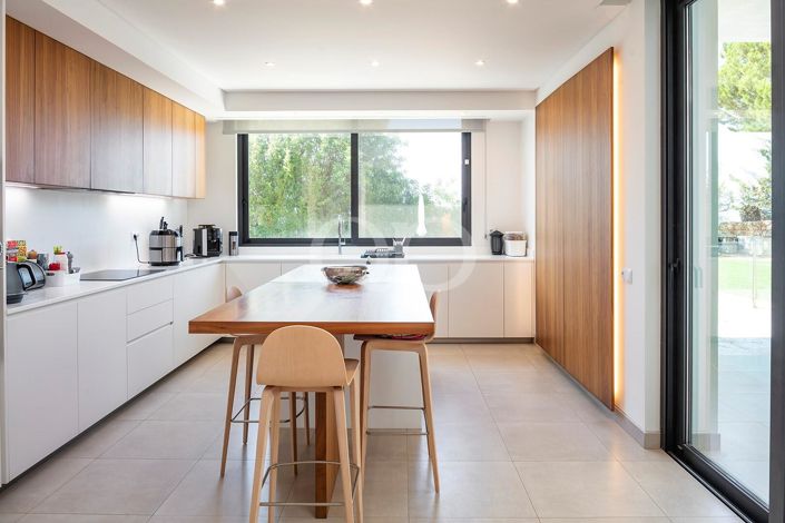 Image No.2-4 Bed House for sale