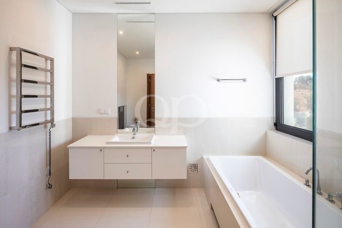 Image No.20-4 Bed House for sale