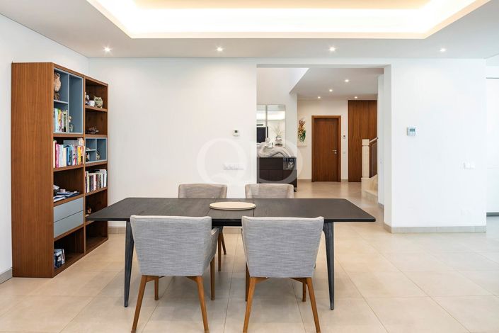 Image No.8-4 Bed House for sale