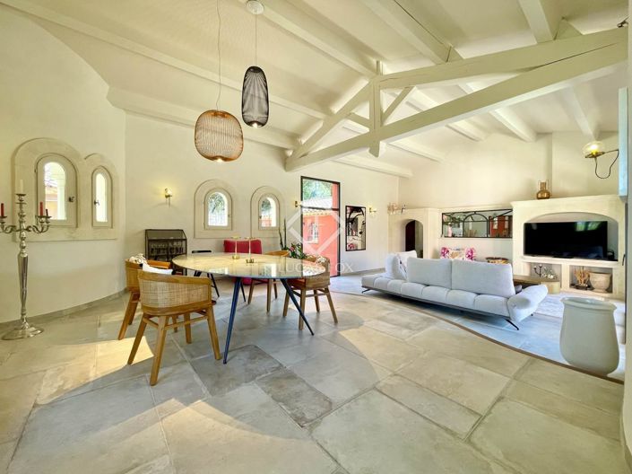 Image No.1-6 Bed House for sale