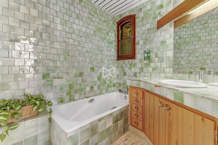 Image No.19-7 Bed House for sale