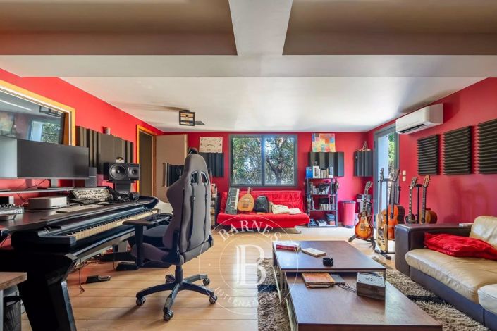 Image No.12-6 Bed House for sale