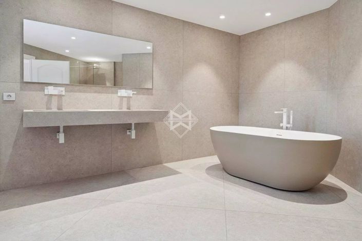 Image No.8-5 Bed House for sale