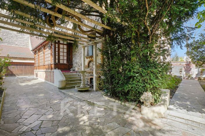 Image No.8-5 Bed House for sale