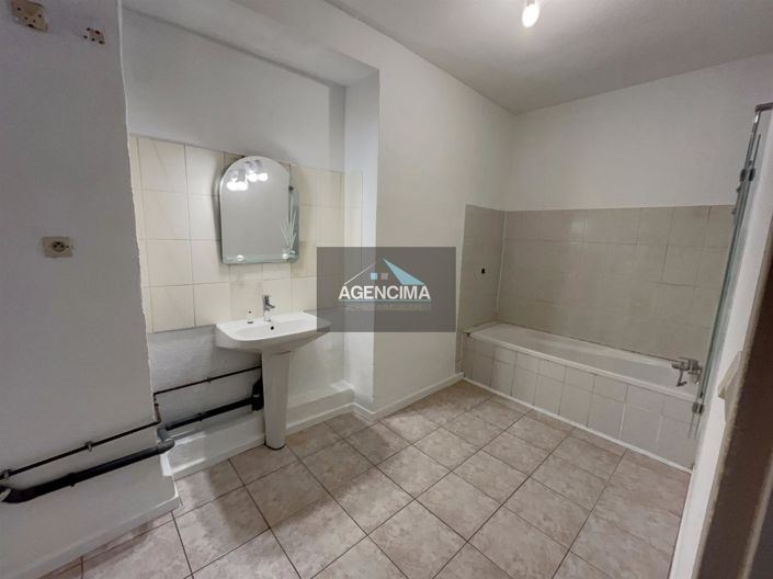 Image No.10-3 Bed House for sale