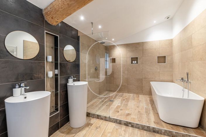 Image No.7-9 Bed House for sale