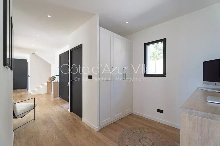 Image No.20-5 Bed House for sale