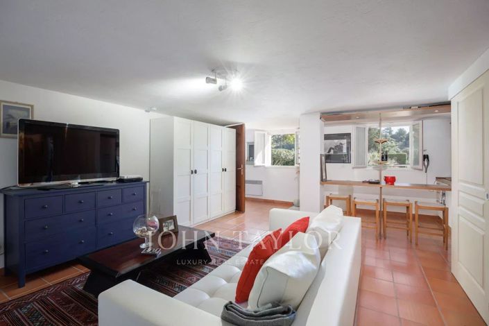 Image No.12-13 Bed House for sale