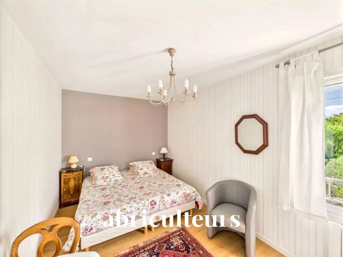 Image No.8-5 Bed House for sale