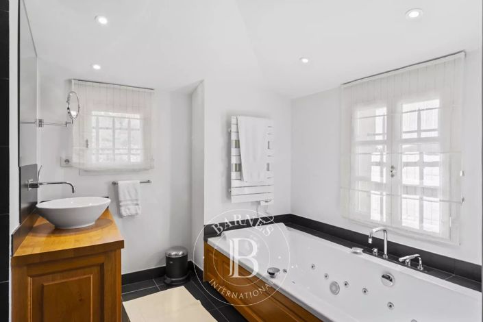 Image No.11-6 Bed House for sale