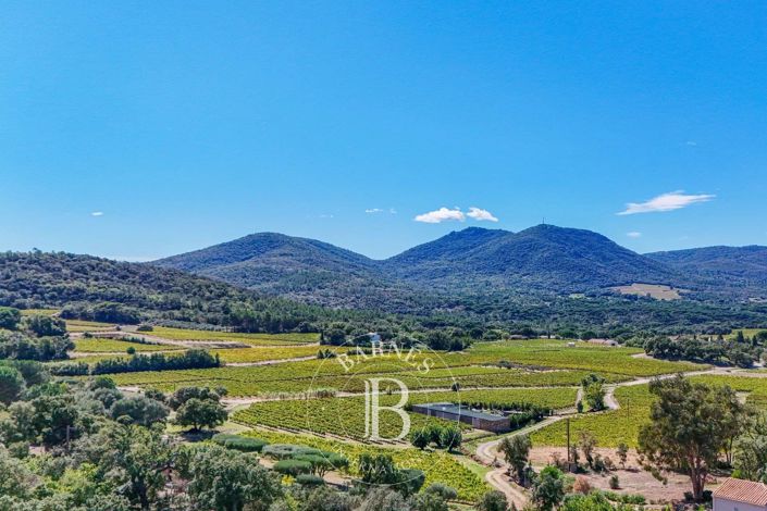 Image No.5-6 Bed House for sale