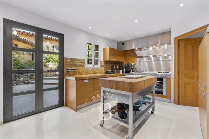 Image No.9-6 Bed House for sale