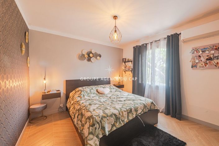 Image No.8-4 Bed House for sale