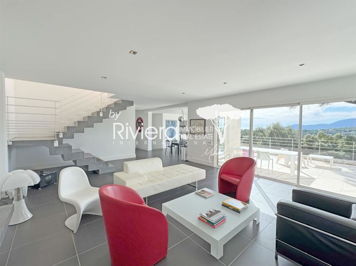 Image No.8-6 Bed House for sale