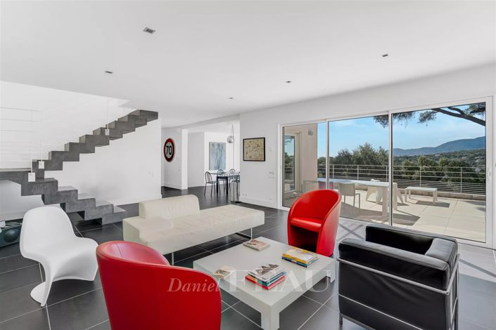 Image No.8-6 Bed House for sale