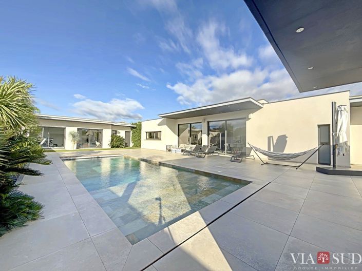 Image No.1-4 Bed Property for sale