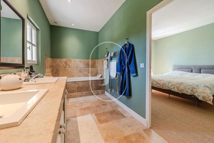 Image No.8-6 Bed House for sale