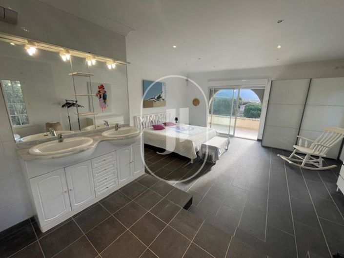 Image No.8-3 Bed House for sale