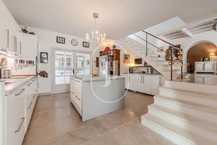 Image No.8-5 Bed House for sale