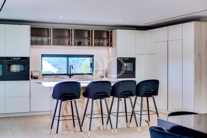 Image No.2-4 Bed House for sale