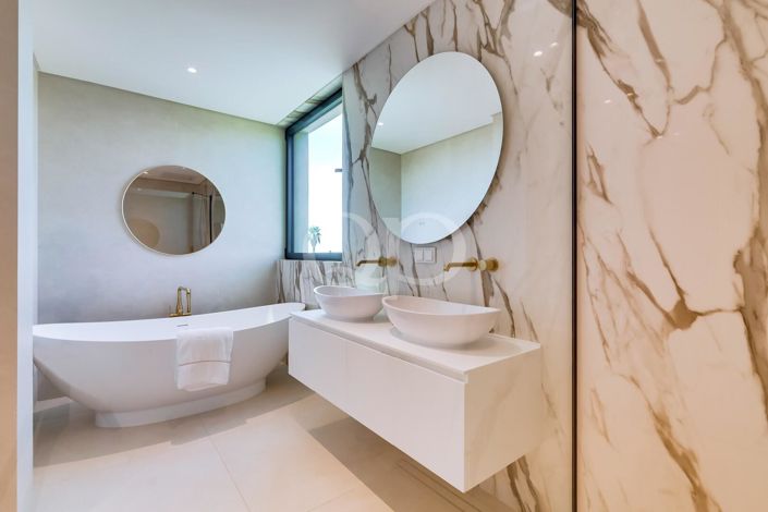 Image No.26-4 Bed House for sale