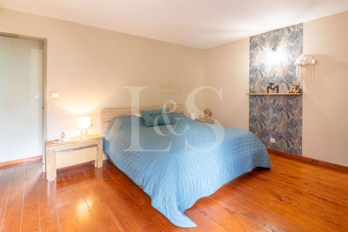 Image No.11-8 Bed House for sale