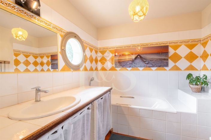 Image No.12-8 Bed House for sale