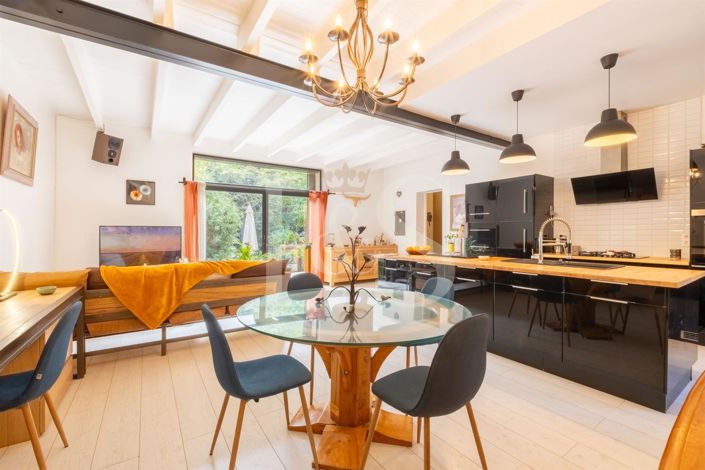 Image No.7-8 Bed House for sale