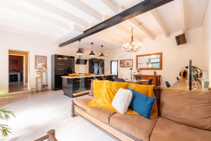 Image No.8-8 Bed House for sale