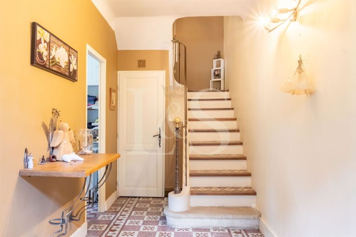 Image No.9-8 Bed House for sale